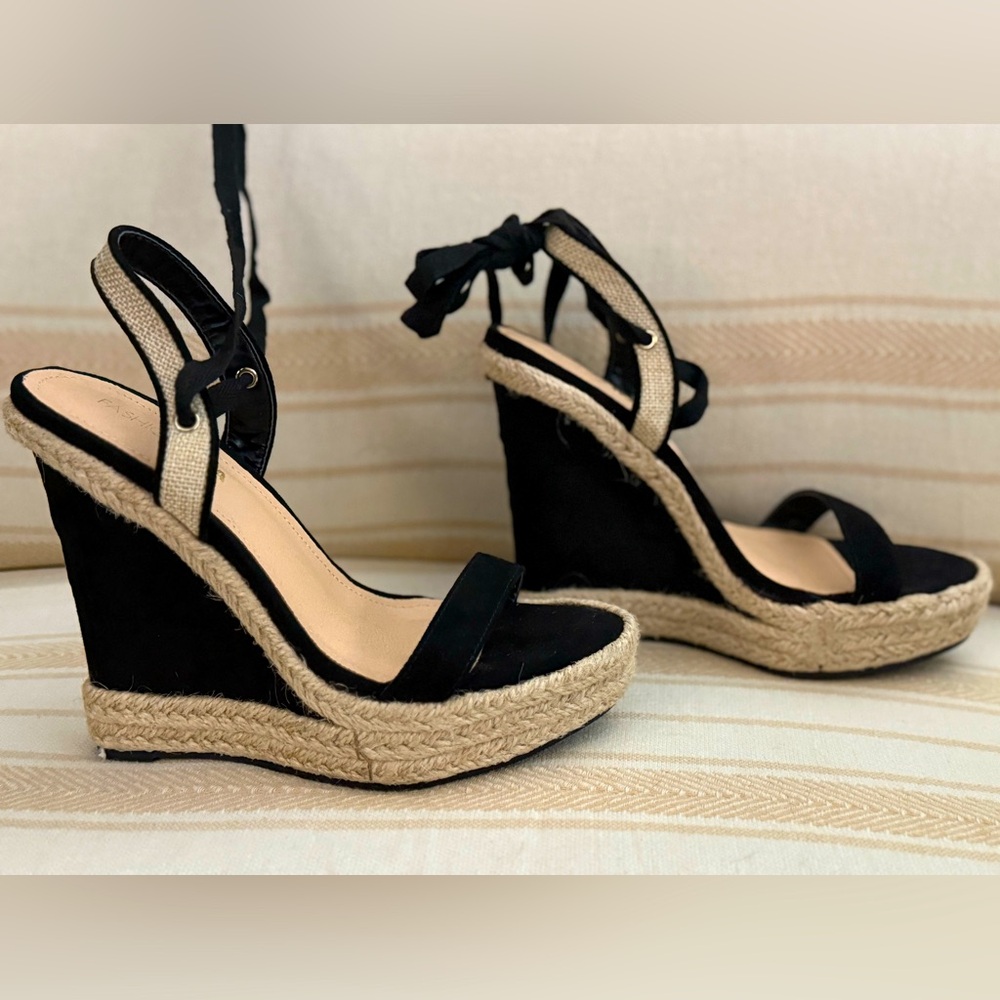 Brand New Fashion Nova Summertime Wedges